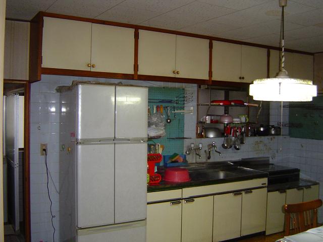 収納がしづらい造り。暗い感じのする室内でした