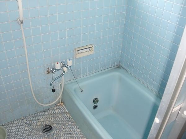 つめたい印象のタイル。お手入れも手間が掛かりました。