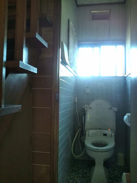 タイル張りで古さを感じるトイレ