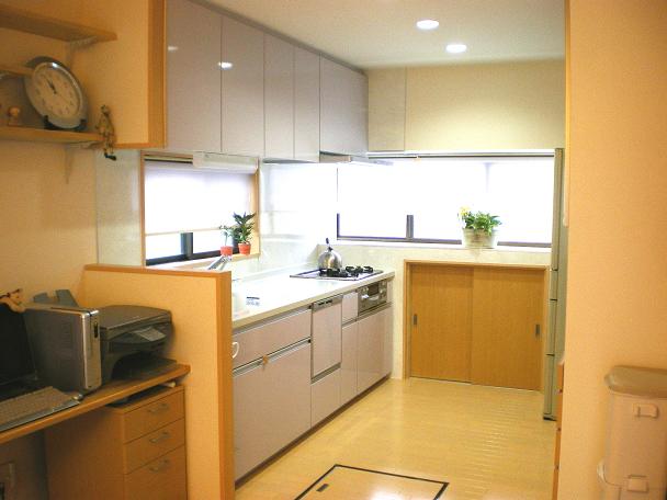 壁二面にサッシを設けることで室内が明るくなりました