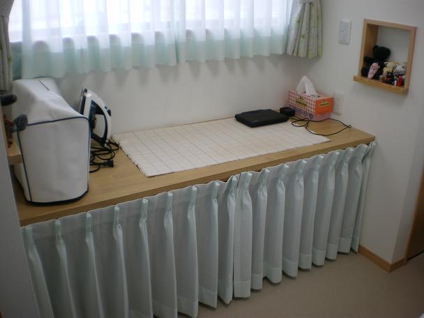 荷物はカーテンで目隠しできるようにしています