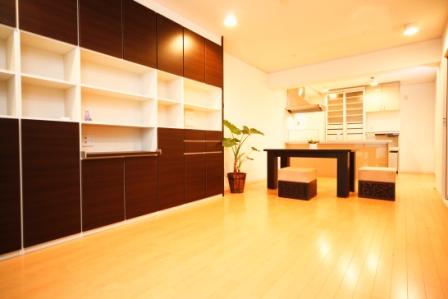 天井までシステム収納を設置。収納量を確保しながらスッキリと