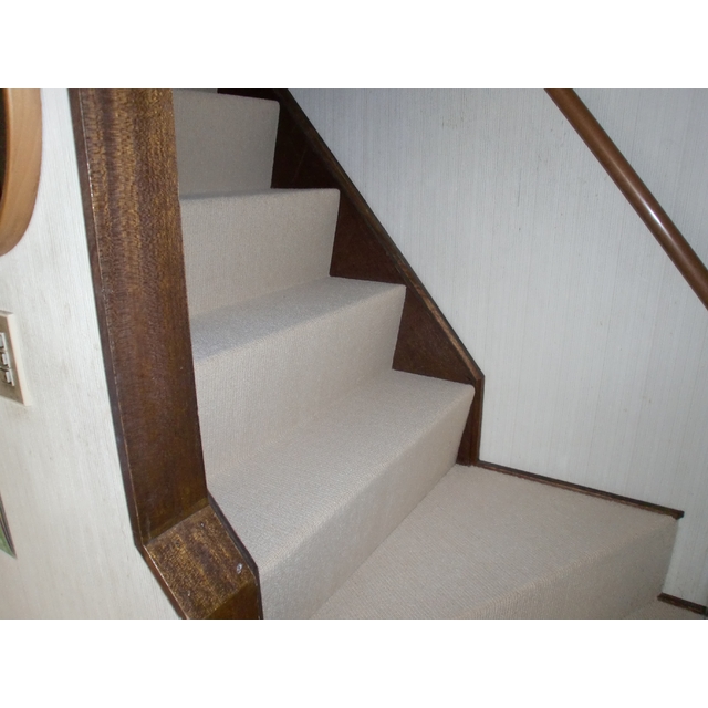 白いカーペットに新調しました。