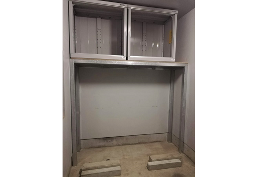 車庫奥のロフト。既成の物置をロフト上に乗せました