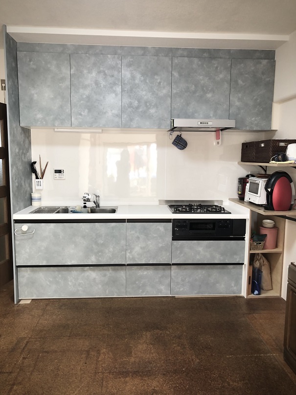 システムキッチンの造作家具を組み合わせ、オープン棚でカフェの雰囲気に