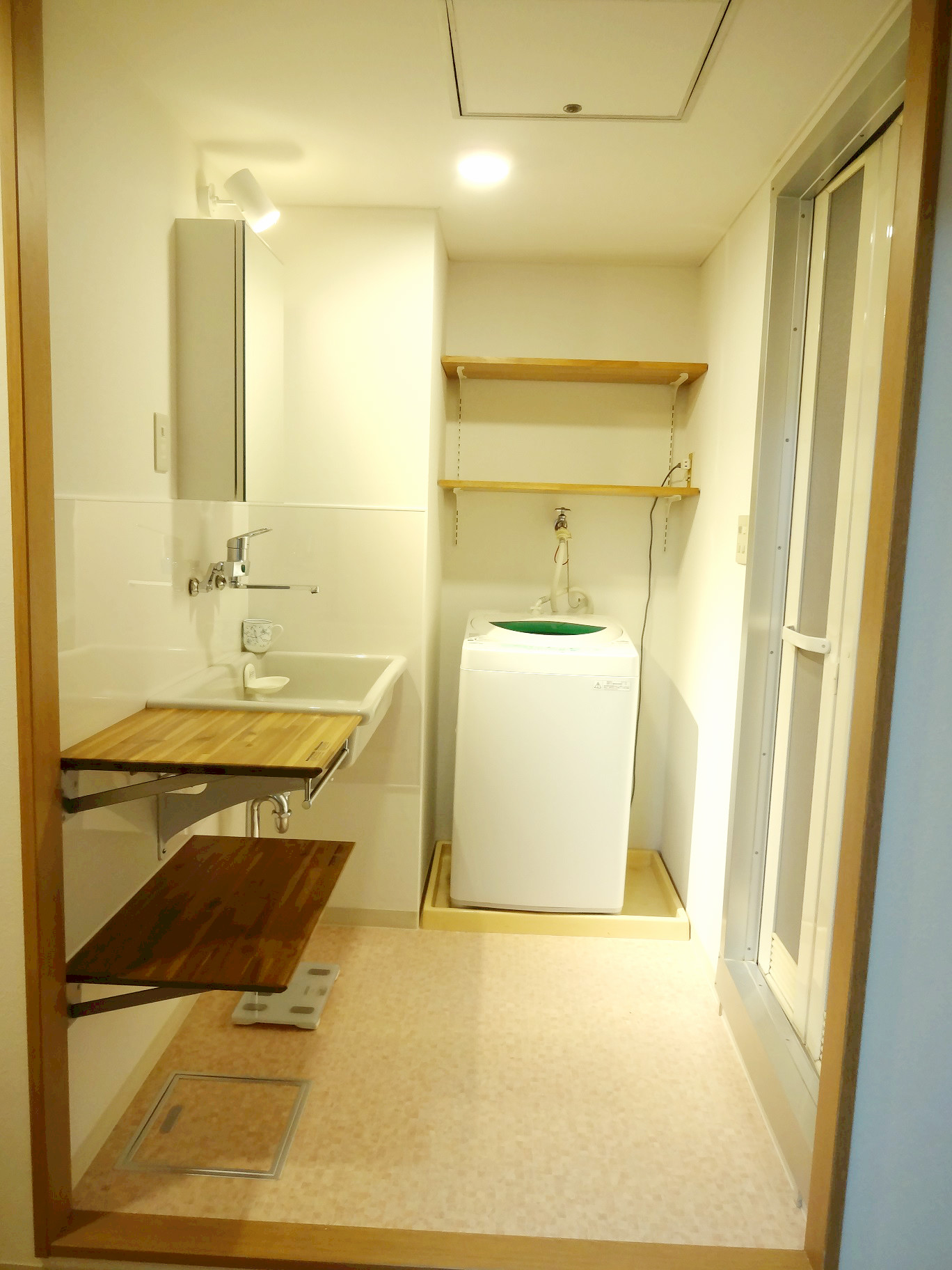 実験シンクの洗面台。造作のオープン棚も組み合わたお洒落な洗面