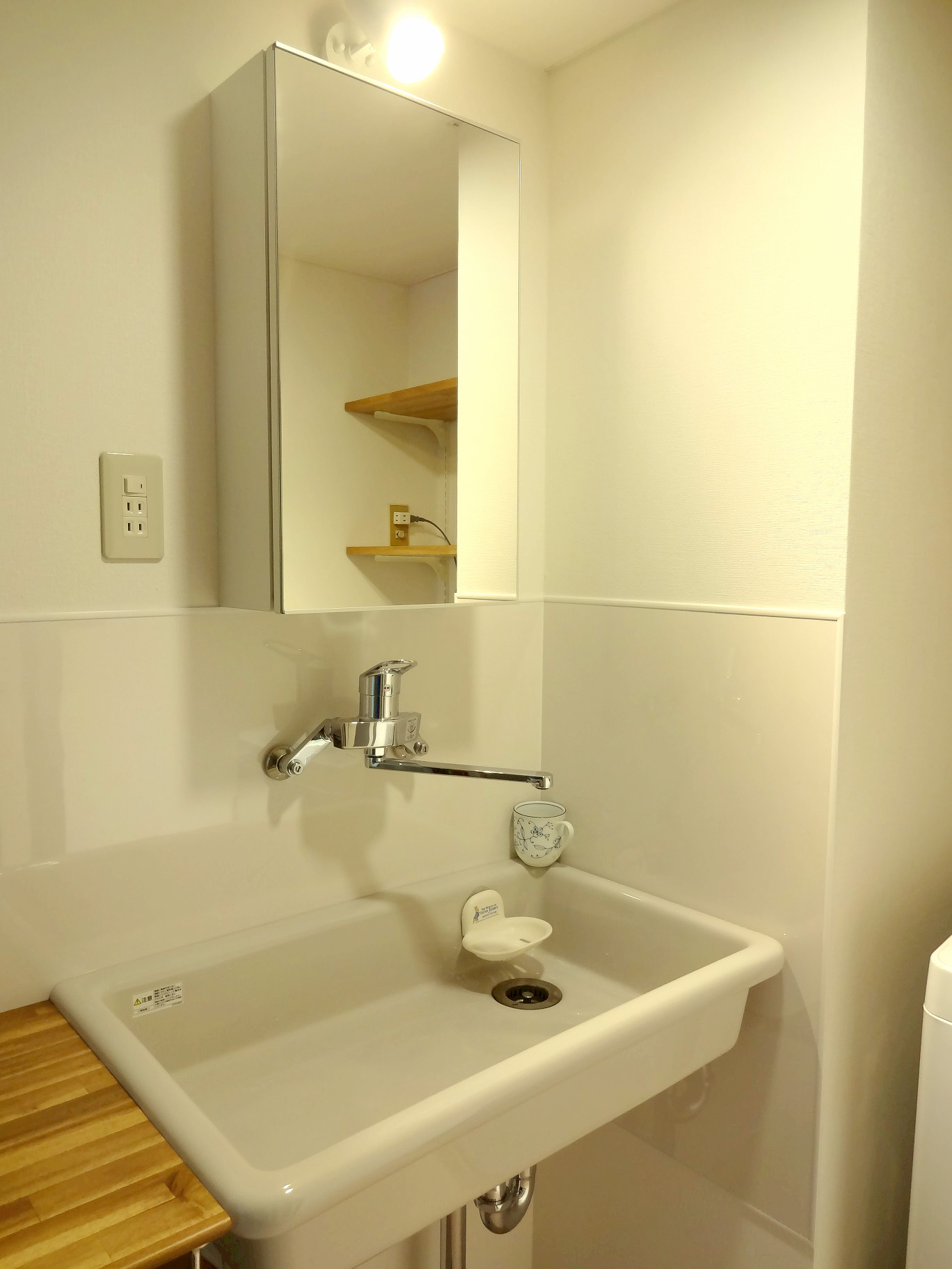 実験シンクの洗面台。造作のオープン棚も組み合わたお洒落な洗面