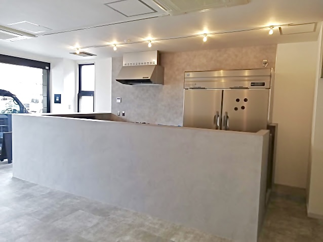 モールテックスカウンター、クールでインダストリアルなカフェ