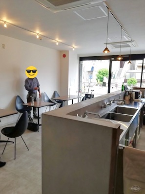 モールテックスカウンター、クールでインダストリアルなカフェ