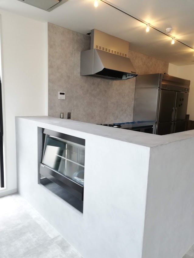 モールテックスカウンター、クールでインダストリアルなカフェ