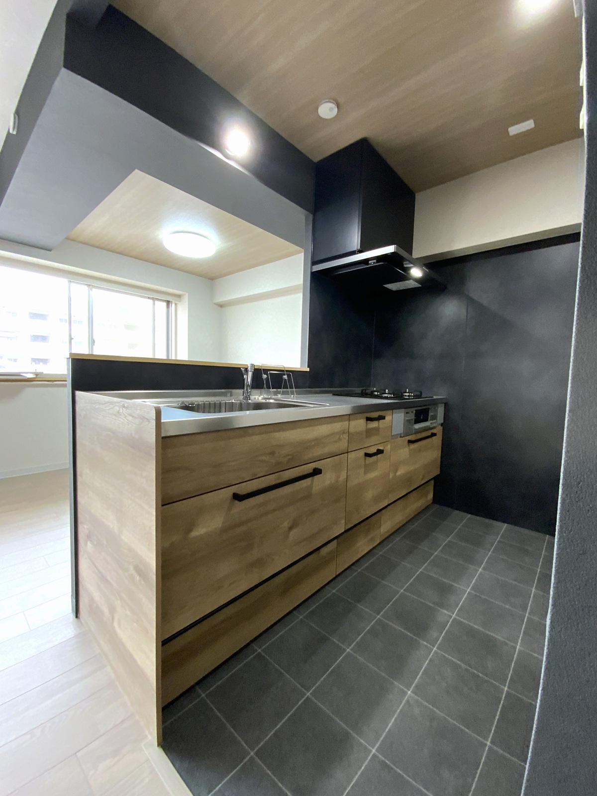 暗いキッチンが解放感あるジャパンディに