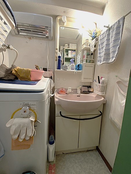 天井に梁がある省スペースのマンションで低予算の洗面リフォーム