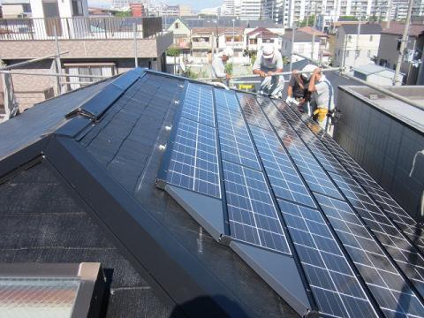 屋根に馴染む太陽光発電モジュール