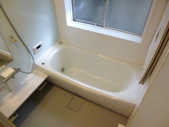 水色の爽やかな清潔感のあるお風呂に。浴槽も既存より一回り大きくなりました。