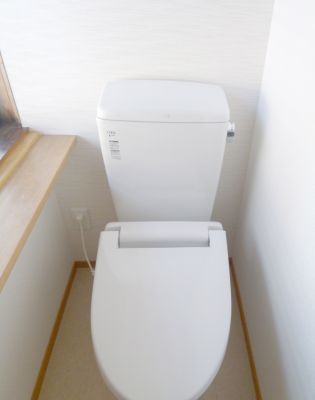スッキリとしたシンプルなトイレ空間。