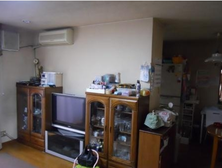 リビング側から撮影した写真、壁の奥にキッチンがあります。