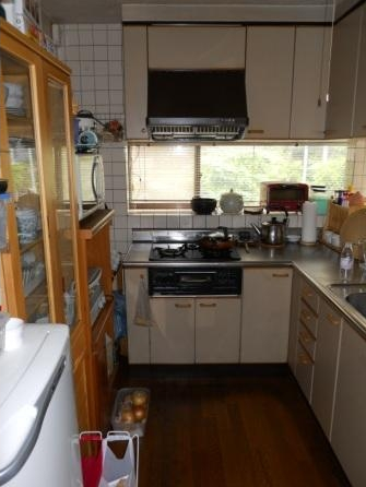 窓はあるけど、閉鎖されている印象をうけます。