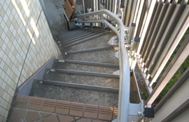 屈折階段に設置された階段昇降機