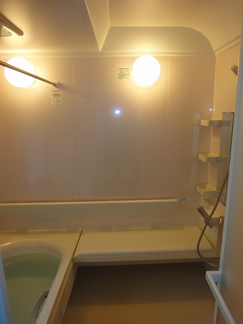 ベンチシートに座って、洗髪などもできます