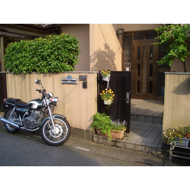 門扉横の植栽は伐採せず、奥に移動しました。