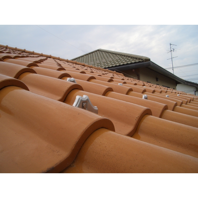 屋根から愛車に雪が落ちる事を防ぎたいとの要望で雪止めを設置。