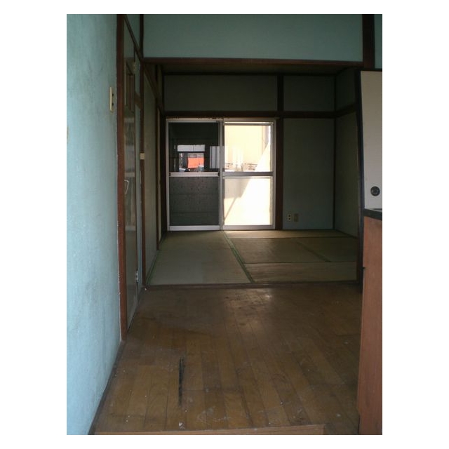 全体的にお部屋が暗く、汚れが目立ちます。