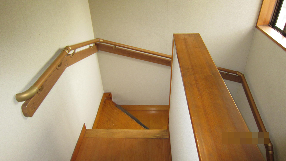 階段と室内ドア枠に手摺設置