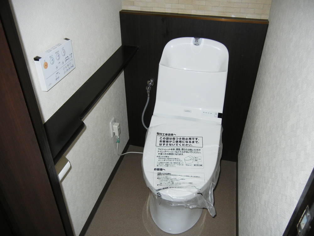 背面の給水管を隠す為の化粧ライニングを施工しました。