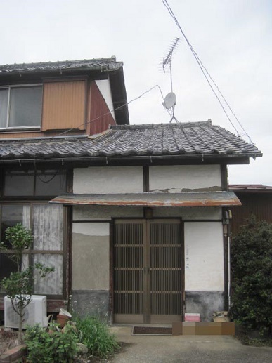 白壁が剥がれており、庇も錆びて歪んでいます。