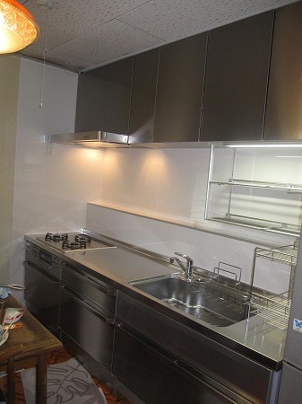 クリナップならではの丈夫なステンレスと茶系の面材でシックに!