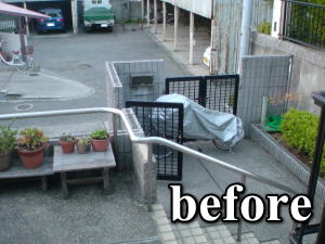 アプローチの踊り場が広く、駐車場が狭くなっています。