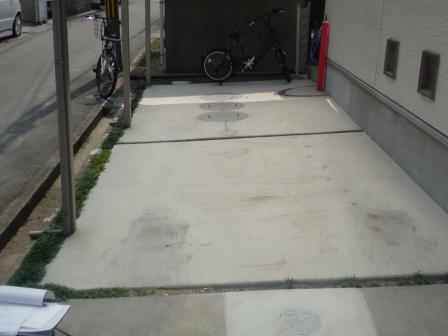 奥に写っている大きなマンホールが合併浄化槽です。