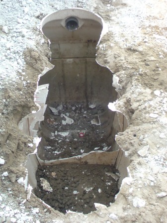 合併浄化槽の内部を撤去した写真です。