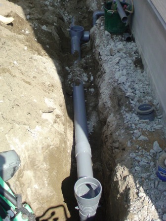 配管工事をしている写真です。公共マスに接続します。