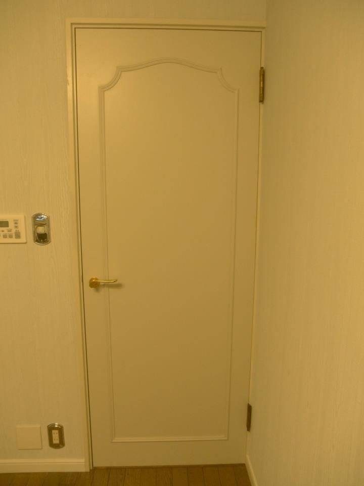 扉も特注にて製作。他の部屋の扉と同じデザインにて製作。
