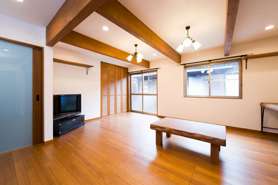 腰壁や内装ドア・収納扉も、パイン材で統一。