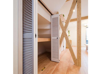 開き扉の収納にリフォームした、キッチン横のパントリーです