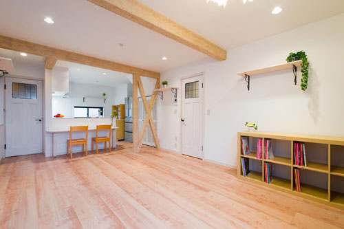 床はメープル無垢材、ドアや天井梁などの木材も無垢材です