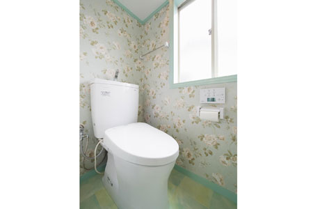 色遣いが印象的な 個性的なトイレ トイレのリフォーム事例 鎌倉市 リフォームo Uccino