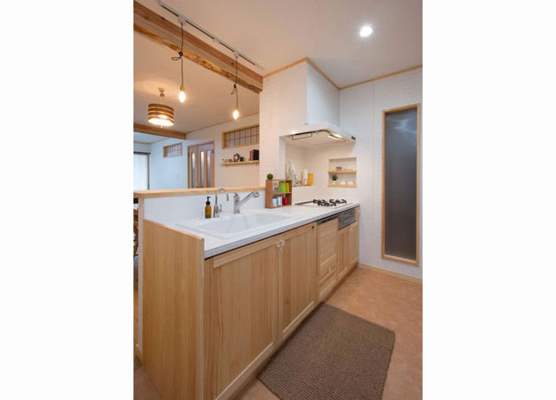 対面カウンター上部にペンダント照明と、コンロ脇に飾り棚を