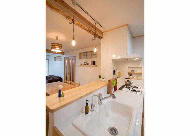 カウンター面と周囲の壁はタイル仕上げ