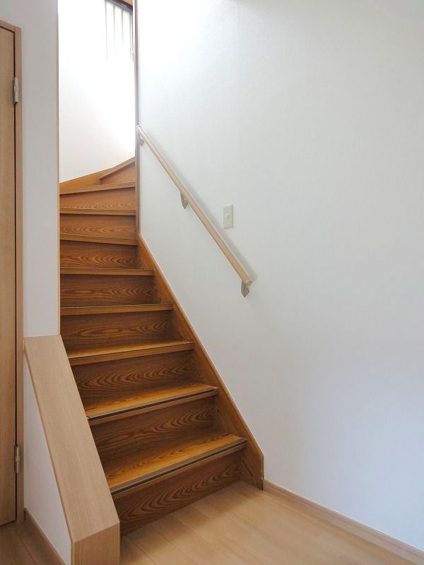 階段は既存のまま。階段笠木と手摺のみ取り付け。