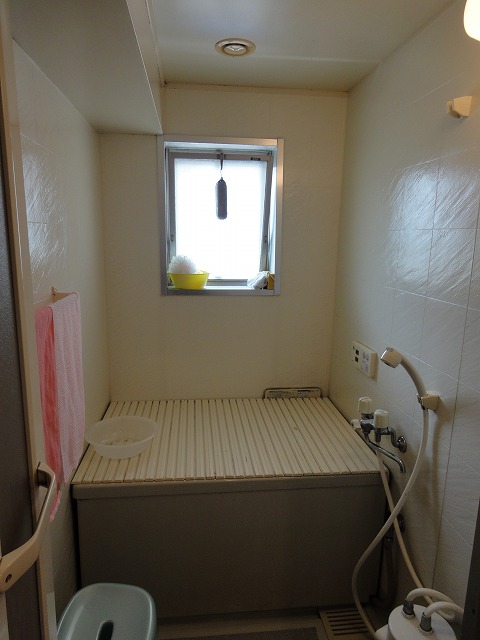 浴槽のフチのところに壁貫通給湯器があります。