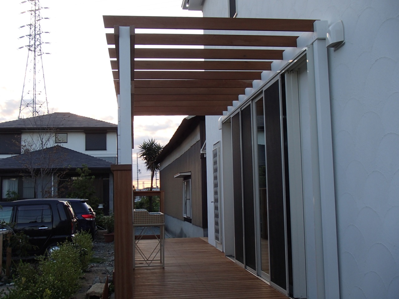 掃き出し窓と、デッキの高低差を 0にしてバリアフリーにしまし