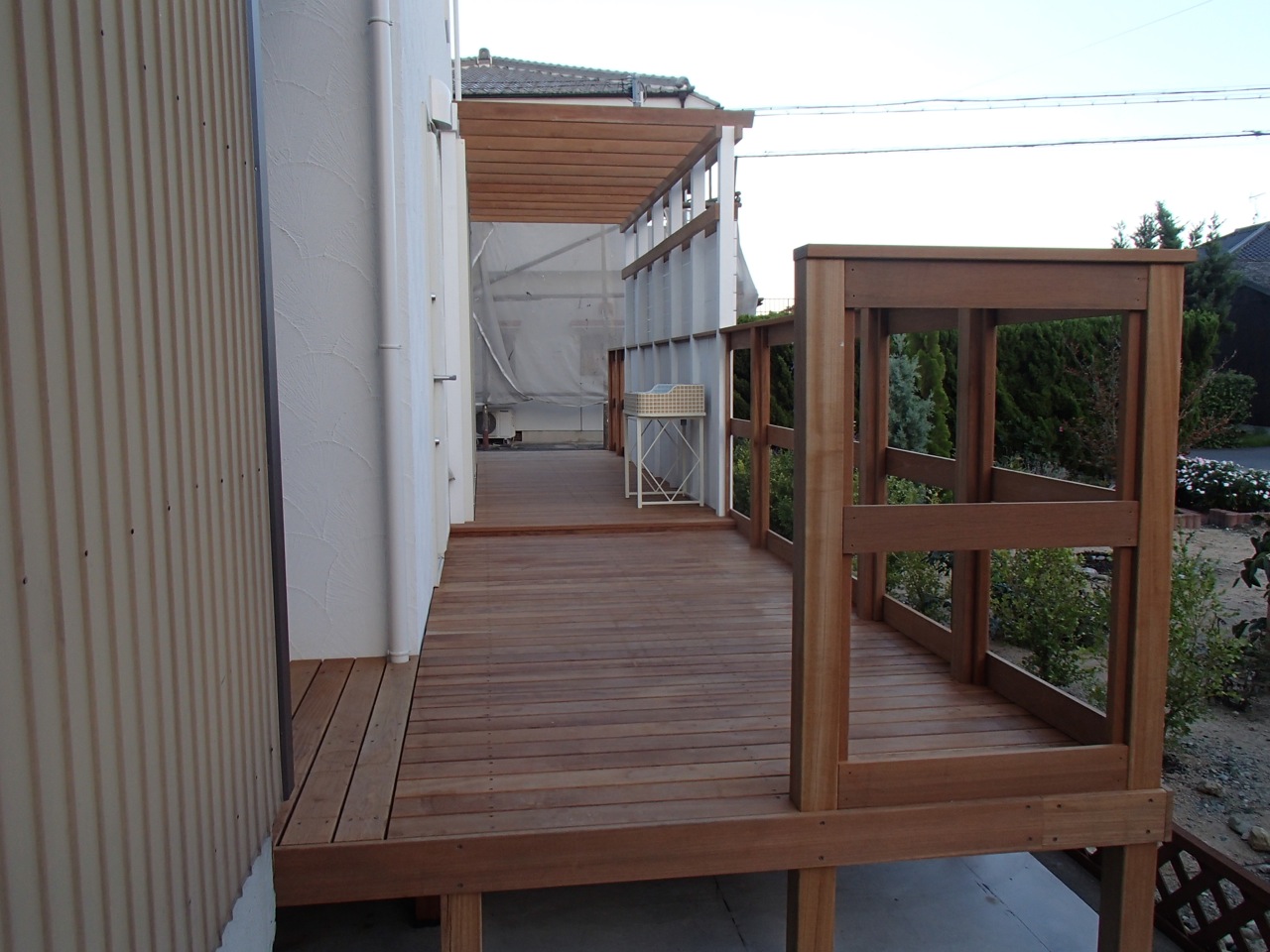 建物をデッキでL型に囲むようなデザインです。