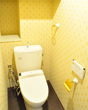 こだわりの壁紙が素敵なトイレ トイレのリフォーム事例 広島市中区 リフォームo Uccino