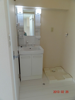化粧台の左脇にはスペースを利用して棚をつけ洗濯機も大型を置けるようにしました