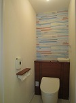 壁紙の工夫でさわやかなデザインのトイレ