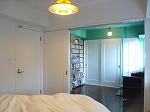 寝室奥の個室は、エメラルドグリーンの塗り壁。