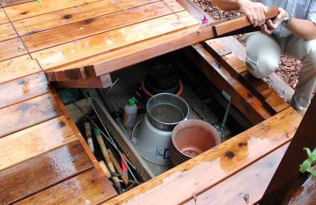 ウッドデッキの下には収納スペースを設置しました